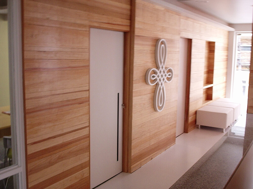 Fachada externa de escritórios conjugados. Portas e adorno também em madeira.